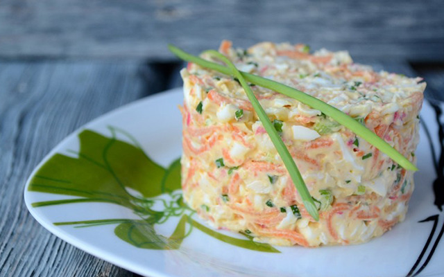 Крабовый салат с морковью и яблоком