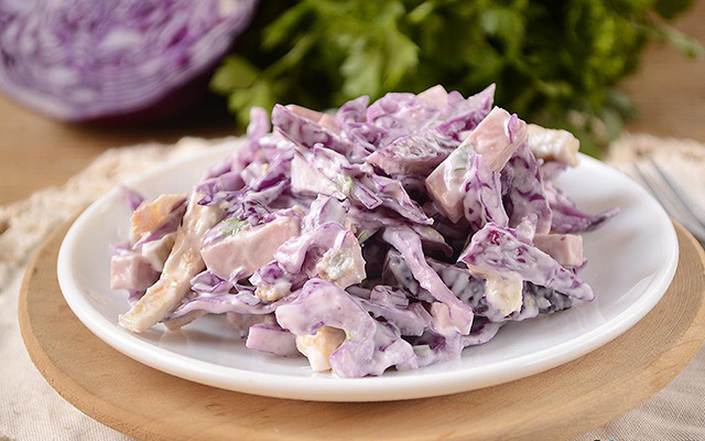Салат с колбасой, кукурузой и капустой