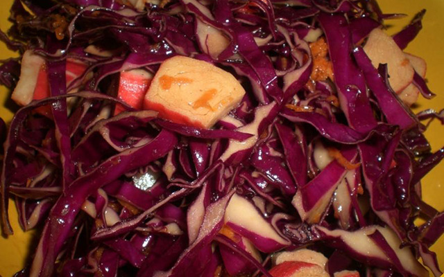 Салат с синей капустой и крабовыми палочками