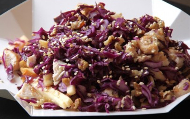 Салат с курицей и синей капустой