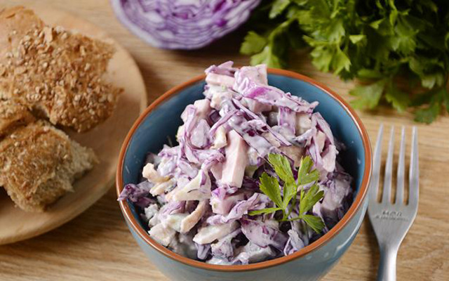 Салат с яйцами и синей капустой