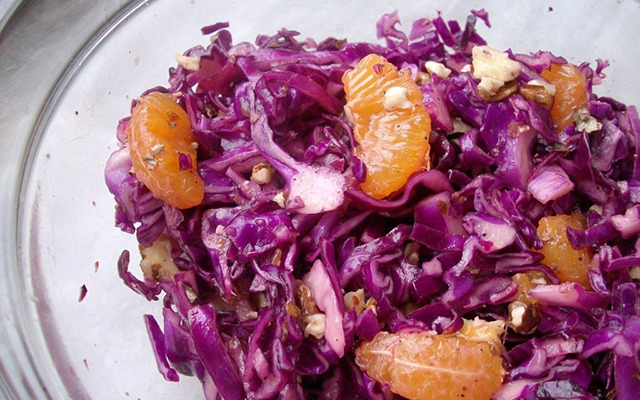 Салат с апельсинами и синей капустой