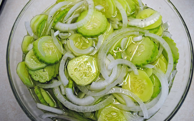 Салат с лимонным соком и репчатым луком