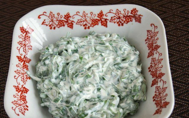 Салат со сметаной и петрушкой