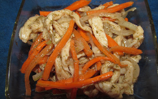 Салат с морковкой и свиным окороком