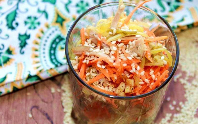 Салат с кунжутом