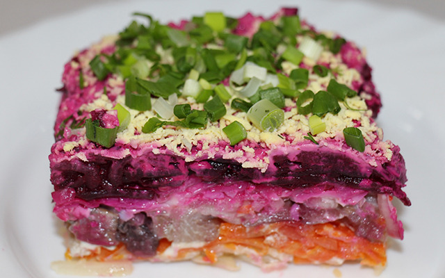 Сельдь под шубой: вкусно, сытно и без изысков