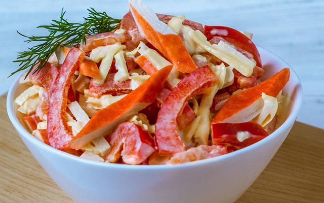 Крабовый салат с перцем и помидорами
