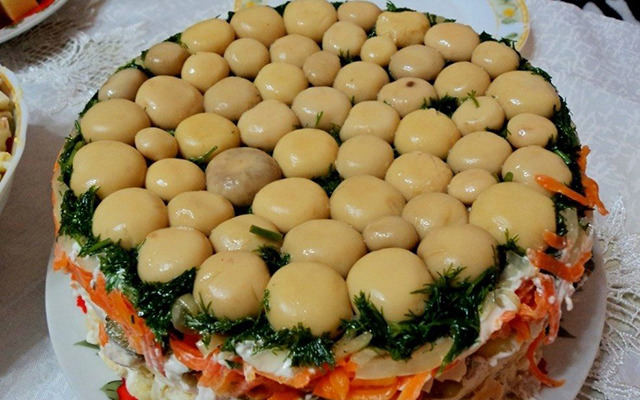 «Лесная поляна» с маринованными огурцами и морковью