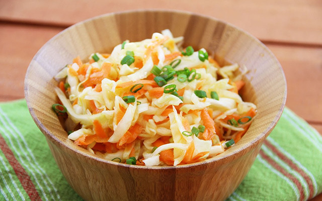 Салат из капусты, моркови и лука