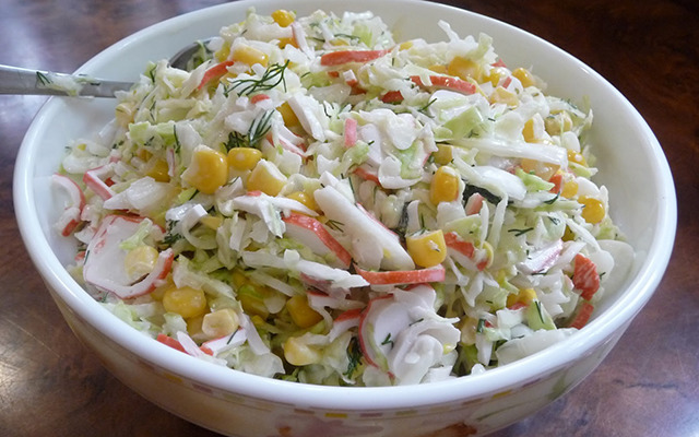 Салат из капусты, моркови и крабовых палочек