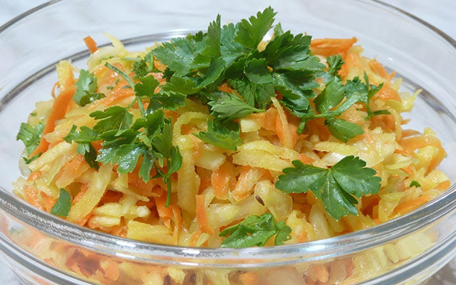 Салат витаминный из капусты, моркови и яблок