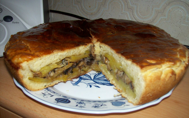 Пирог заливной с грибами и картофелем