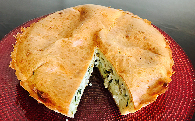 Заливной пирог с рыбой и сыром и зеленью