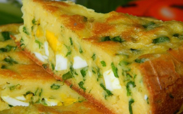 Заливной пирог с луком и яйцами на майонезе