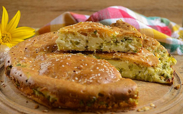 Заливной пирог с луком и яйцами, с картофельным тестом