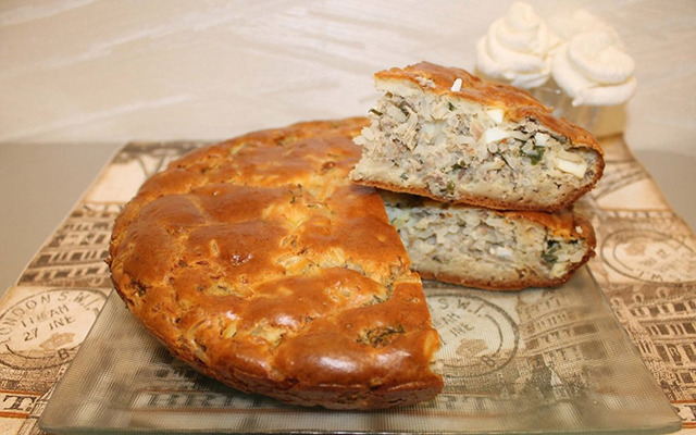 Заливной пирог с рыбными консервами и рисом