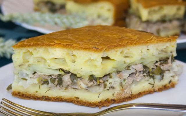 Заливной пирог с консервами и картофелем