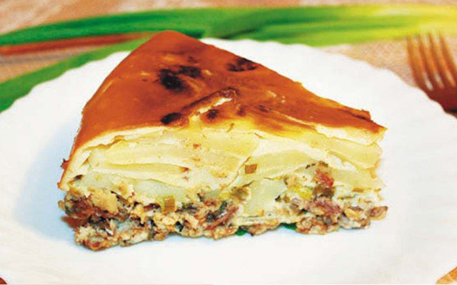 Заливной пирог с картофелем и консервами