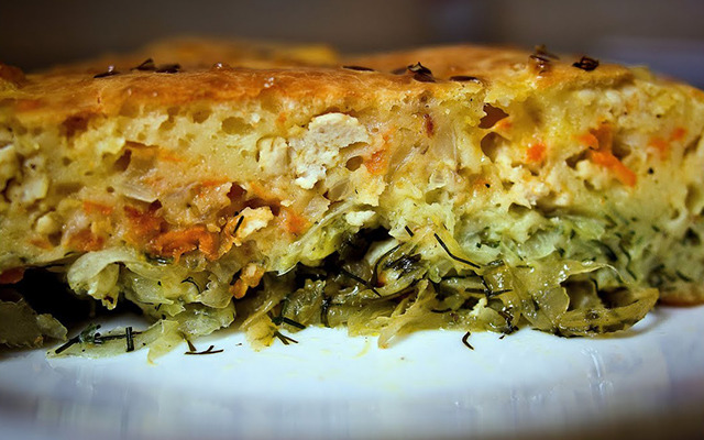Заливной пирог с капустой и куриной грудкой