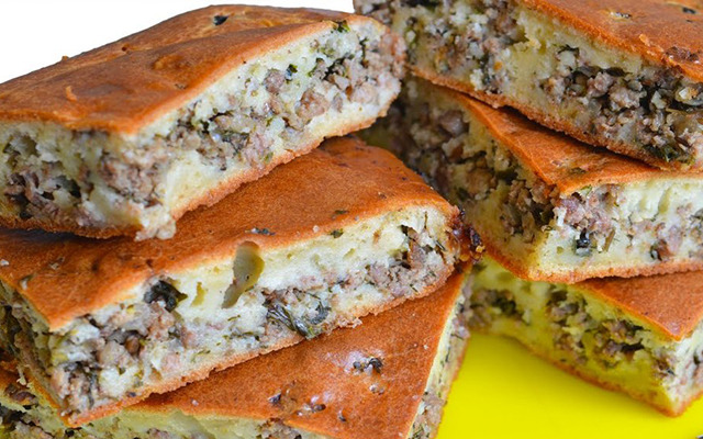 Заливной пирог с фаршем и зеленью