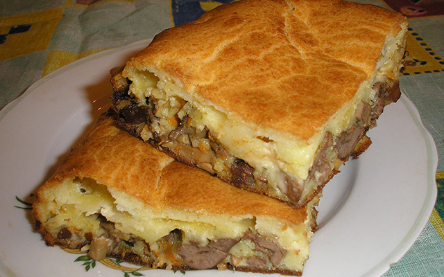 Заливной пирог с фаршем и грибами