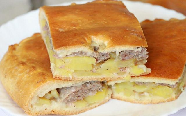 Заливной пирог с фаршем и картофелем