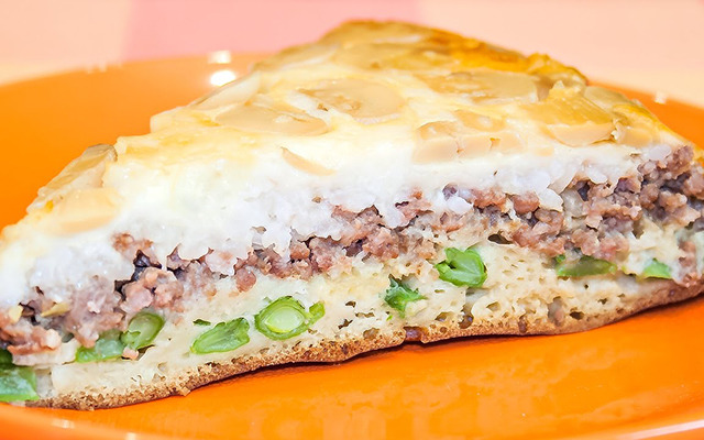 Заливной пирог с фаршем и сыром