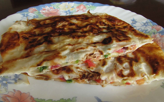 Пирог из лаваша с сыром и помидорами