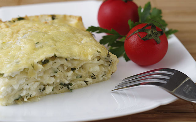 Пирог из лаваша с сыром и кунжутом